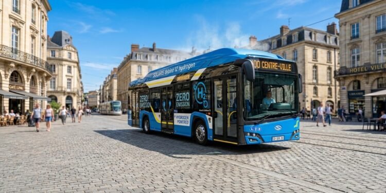 Percorrendo 1.000 quilômetros com um único tanque de hidrogênio, este ônibus de 12 metros emite apenas vapor de água limpa pelo tubo de escape