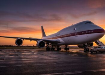 Imaginar um avião com quase 465 metros quadrados de área habitável, suíte master com chuveiro, sala de jantar para 12 pessoas e estrutura médica equivalente a uma UTI compacta parece ficção científica