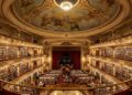 Com 1.050 m² de livros dentro de um teatro de 1919, o espaço é reconhecido como uma das livrarias mais importantes e belas do mundo