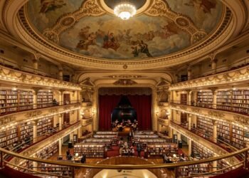 Com 1.050 m² de livros dentro de um teatro de 1919, o espaço é reconhecido como uma das livrarias mais importantes e belas do mundo