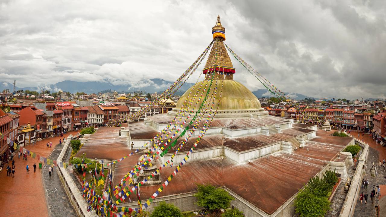 Com sua cúpula de 36 metros de diâmetro e olhos de Buda pintados, a estupa de 600 d.C. tornou-se o maior templo circular e sagrado de todo o Nepal