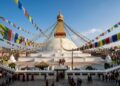 Com sua cúpula de 36 metros de diâmetro e olhos de Buda pintados, a estupa de 600 d.C. tornou-se o maior templo circular e sagrado de todo o Nepal