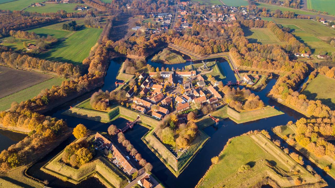 A fortaleza impenetrável construída em um pântano com formato de estrela geométrica perfeita que bloqueou rotas inimigas por séculos e mudou as regras das táticas de guerra