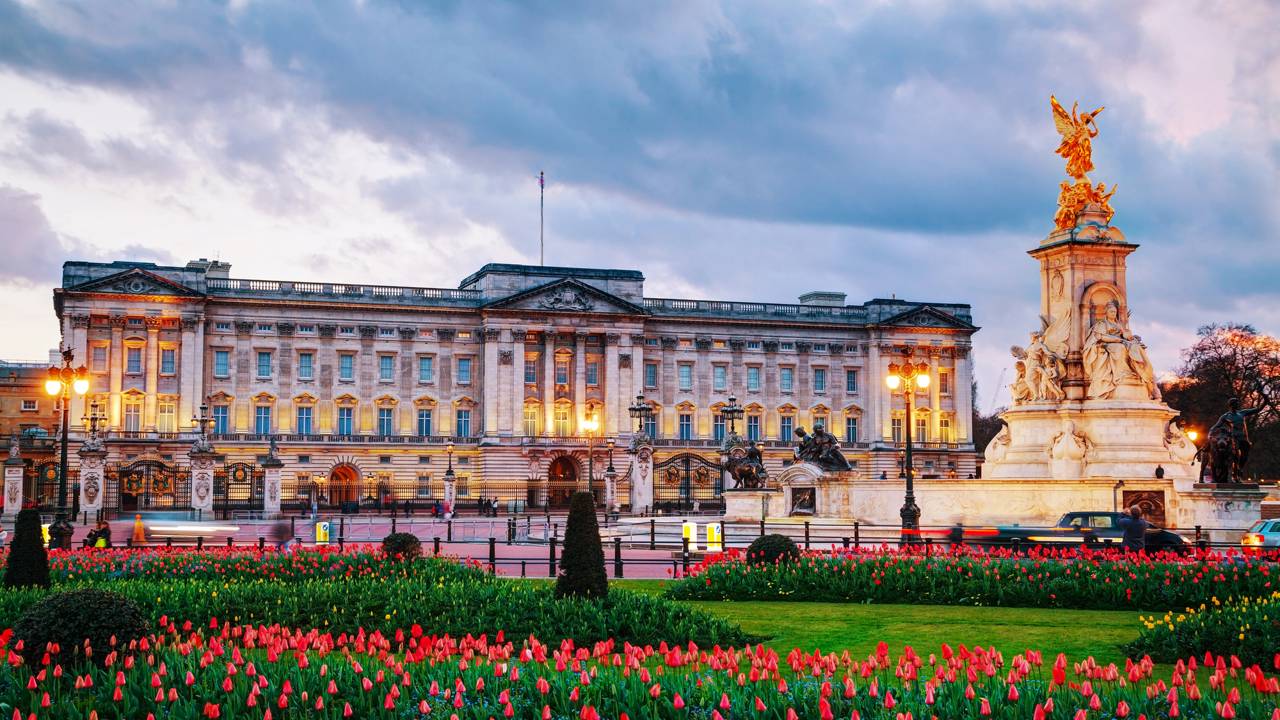Com 775 cômodos majestosos, o palácio real de Londres surge como um símbolo de poder e um ícone da engenharia britânica