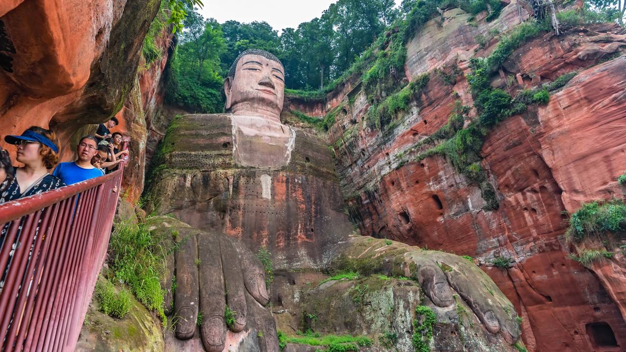 Com 71 metros de altura e 1.200 anos, arqueólogos confirmam que a estátua chinesa na rocha detém o recorde de engenharia