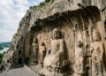 Localizadas nas margens do rio Yi, com 100 mil estátuas de Buda e 2.300 grutas, Longmen tornou-se o maior museu de escultura em pedra da China