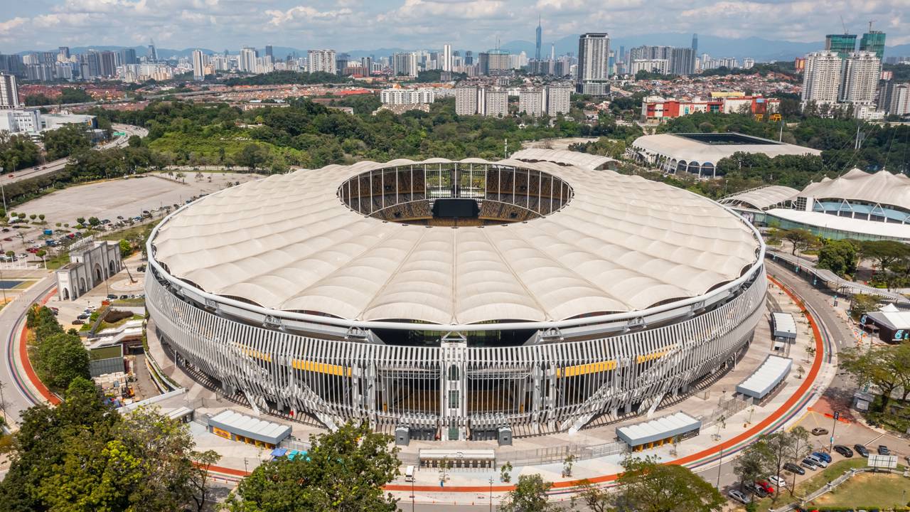 Com 87.411 lugares e cobertura icônica, o estádio na Malásia surge como a maior arena do sudeste asiático e um recorde de design