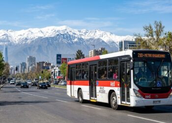 A fabricante brasileira que enviou 1.000 ônibus para o Chile prova que a tecnologia nacional é a grande líder no transporte público de toda a América Latina