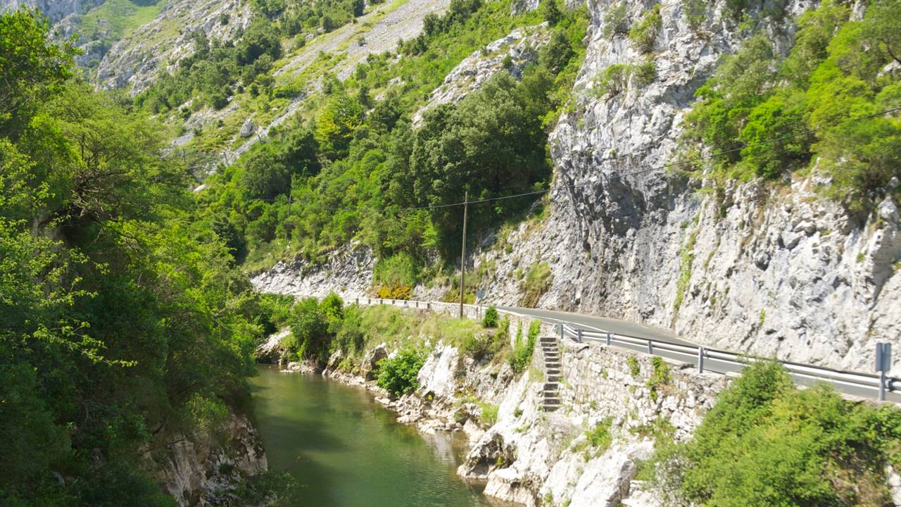 O desfiladeiro espanhol esculpido pelo rio Sella oferece 12 km de curvas estreitas entre paredões de rocha que desafiam a condução