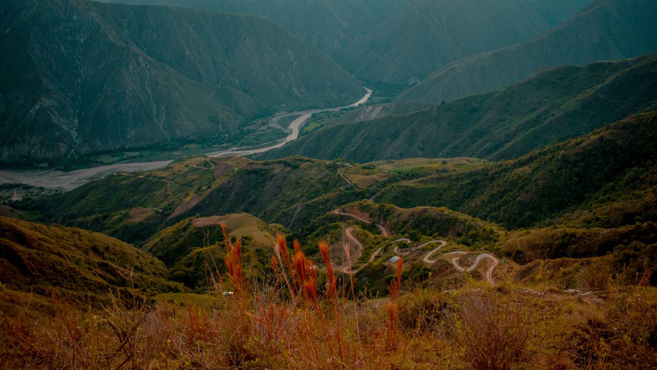 Com um desnível de 2.000 metros e curvas sobre o abismo, a Ruta 45A no Cañón del Chicamocha virou a estrada mais vertiginosa de toda a Colômbia