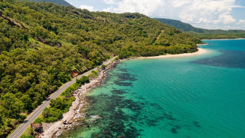 Com 75 km de curvas entre Cairns e Port Douglas, a rodovia australiana surge como um trajeto cênico que beira o mar e a floresta