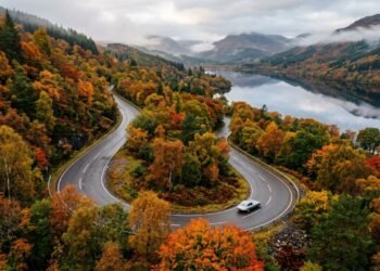 Estrada na Escócia ganha fama por suas curvas a 240 metros de altitude, pois o trajeto de 1885 atravessa florestas densas e lagos nas Terras Altas