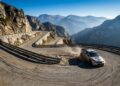 Com 34 curvas em grampo de cabelo nos Alpes Franceses, a estrada de rali atinge 1.607 metros, sendo um dos trajetos mais prestigiados do mundo