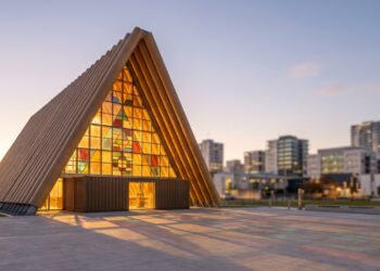 Você já imaginou uma catedral feita de papelão que resiste a terremotos melhor do que um templo de pedra?