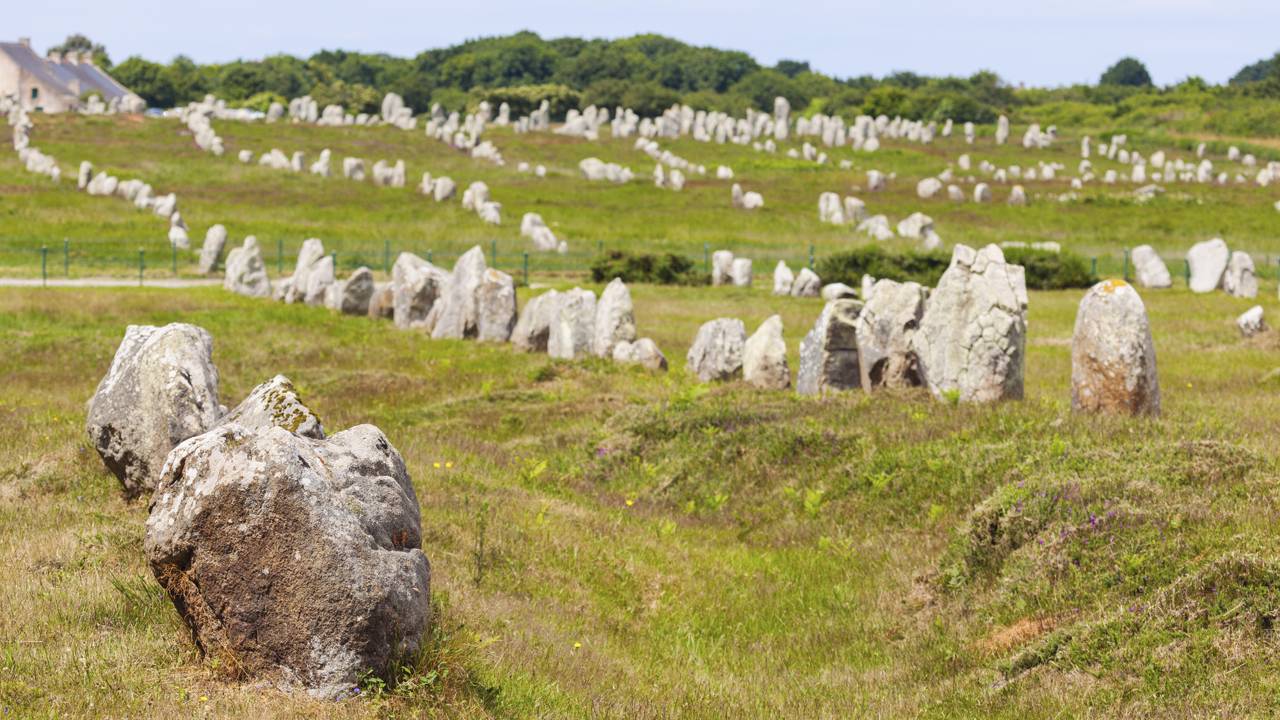 Com 3.000 rochas gigantes alinhadas há mais de 5.000 anos, o monumento francês detém o recorde de maior concentração de megálitos do mundo