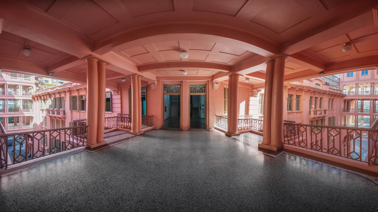 Instalada no antigo Hotel Majestic de 1933, a estrutura de estilo eclético tornou-se um dos maiores e mais expressivos símbolos culturais do Rio Grande do Sul