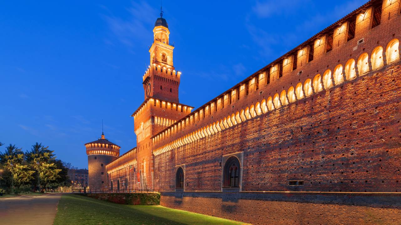 Com suas muralhas de tijolo do século XIV e jardins imensos, o castelo milanês tornou-se a maior fortaleza da história e do poder de toda a Itália
