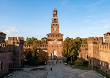 Com suas muralhas de tijolo do século XIV e jardins imensos, o castelo milanês tornou-se a maior fortaleza da história e do poder de toda a Itália