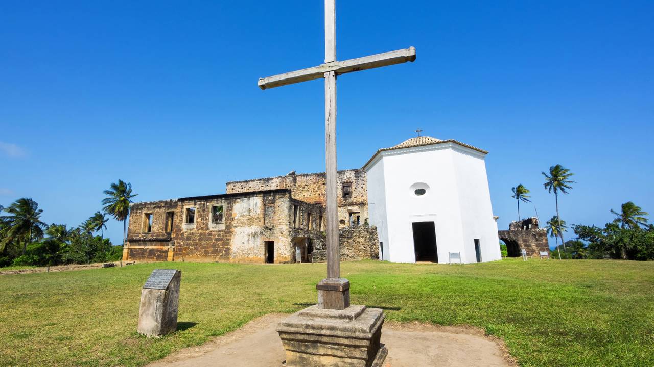 Datadas de 1551, as ruínas da primeira grande edificação civil portuguesa no Brasil erguem-se sobre a costa baiana como um marco da história colonial