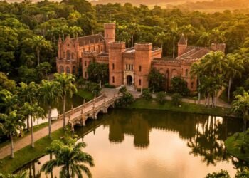 Com 77.000 m² e arquitetura de castelo medieval, o museu em Pernambuco guarda um dos maiores acervos mundiais de armas antigas