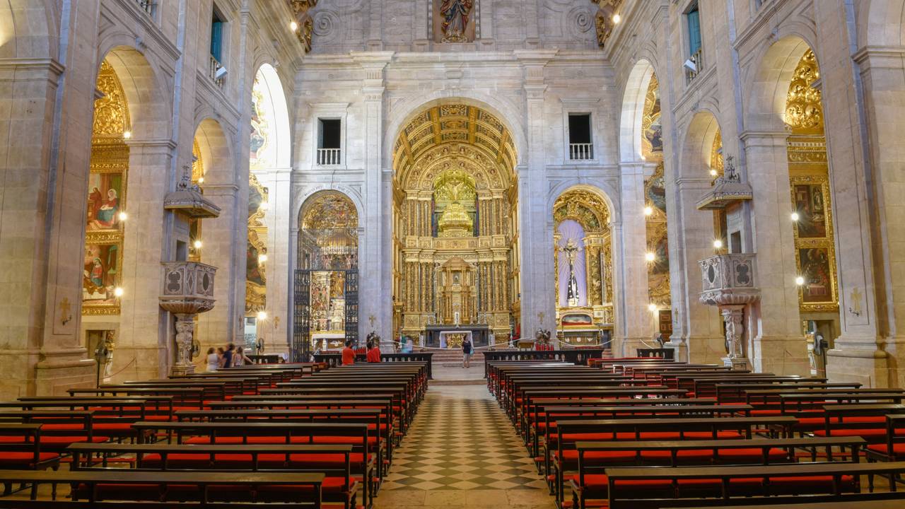 Inaugurada em 1672 como parte do complexo do antigo colégio jesuíta, a igreja guarda talhas douradas únicas e o maior acervo de arte sacra da Bahia