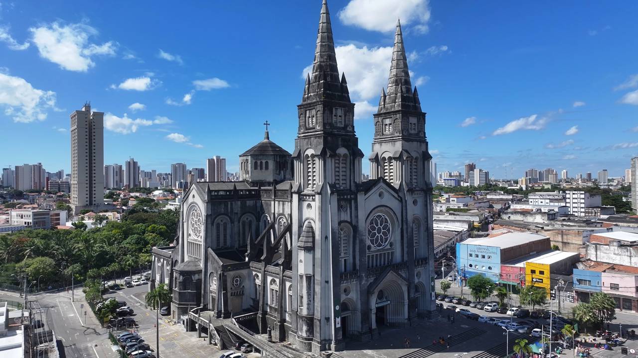 Projetada em estilo neogótico e finalizada em 1978 após quatro décadas de obra, a catedral domina o horizonte cearense com suas torres de 75 metros