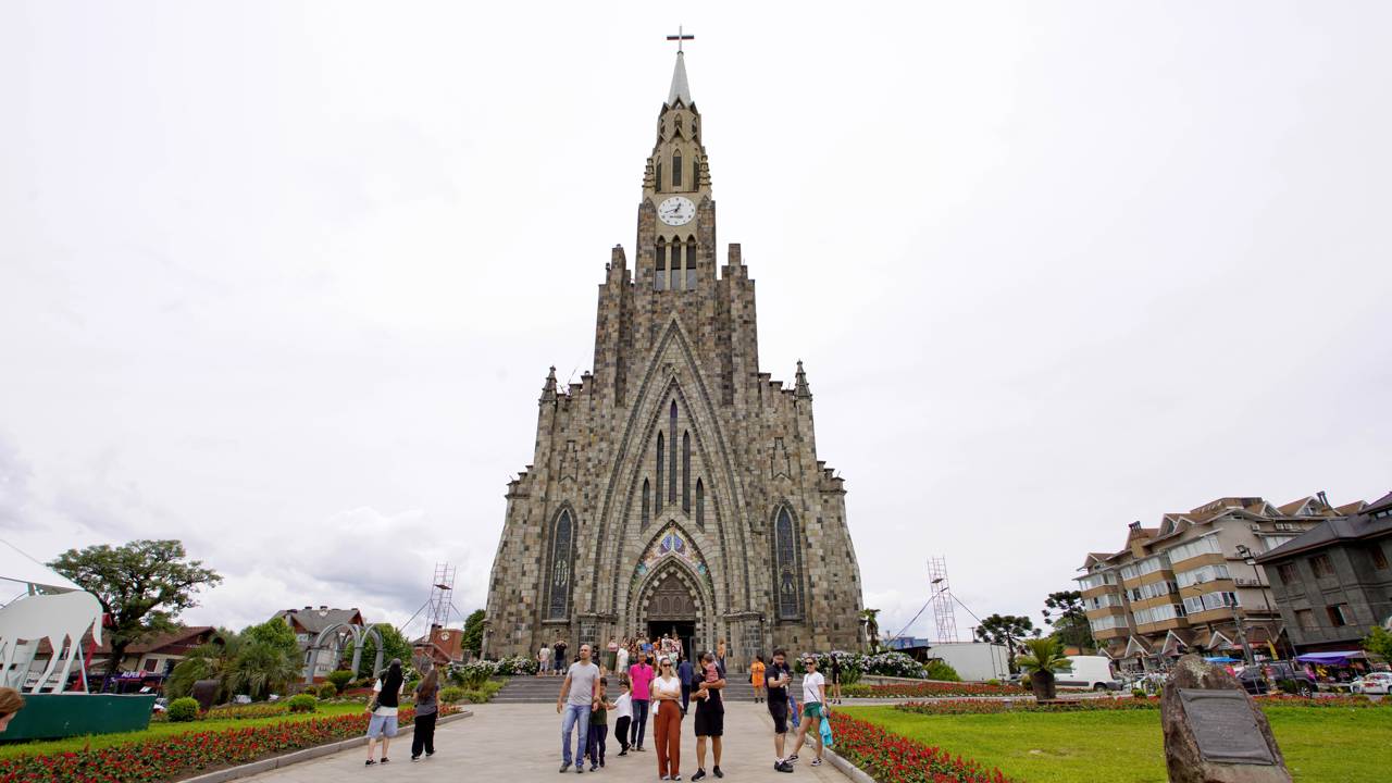A monumental igreja de estilo gótico construída com pedras vulcânicas gigantes que esconde 12 sinos de bronze pesando 3 toneladas trazidos de navio da Itália