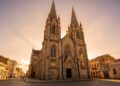 Com torres de 50 metros de altura e vitrais europeus, a catedral neogótica surge como um símbolo da arquitetura capixaba