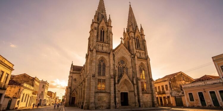 Com torres de 50 metros de altura e vitrais europeus, a catedral neogótica surge como um símbolo da arquitetura capixaba