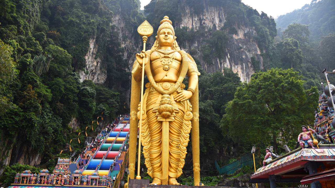 Com uma estátua dourada de 42 metros e cavernas calcárias, os templos de Batu na Malásia são centros de peregrinação de escala mundial