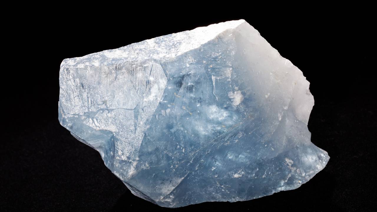 Esqueça o fogo comum, pois este mineral colore fogos de artifício de vermelho intenso sendo o pilar da tecnologia de sinalização 