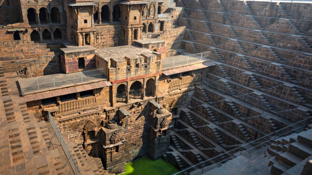 Com 3.500 degraus perfeitamente simétricos e 30 metros de profundidade, o poço milenar indiano construído como uma pirâmide invertida para armazenar água das monções no deserto