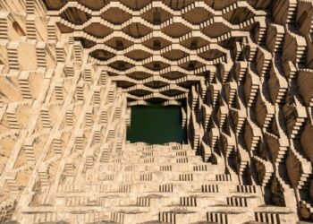 Este labirinto de água com 3.500 degraus perfeitamente simétricos e 13 andares de profundidade na Índia é considerado uma das obras de engenharia mais lindas do planeta