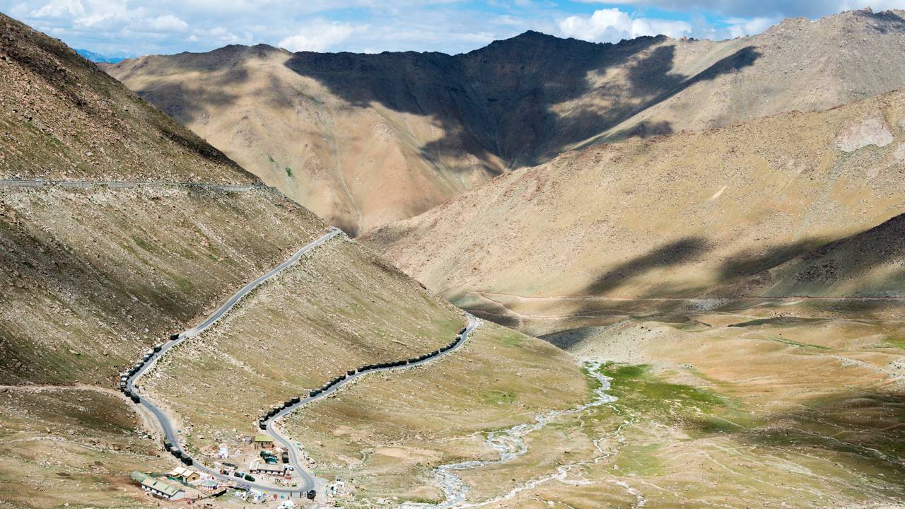 Com 5.360 metros de altitude, a passagem de Chang La na Índia desafia a engenharia e surge como uma das rotas mais extremas e elevadas da Ásia