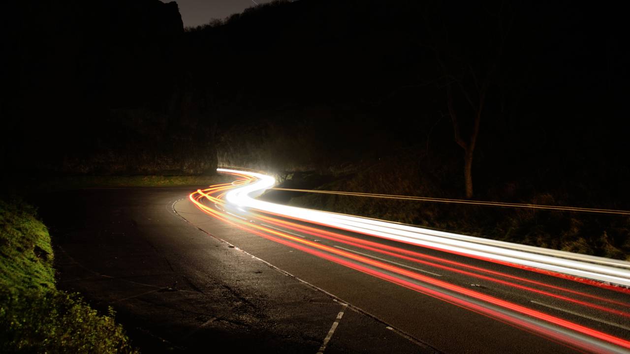 Com 137 metros de profundidade e penhascos calcários, a estrada no desfiladeiro inglês surge como um marco da beleza natural
