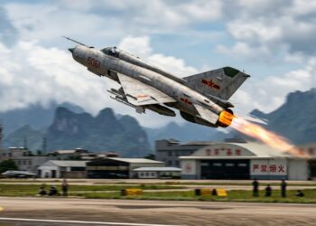 O jato de combate chinês atinge 2 vezes a velocidade do som e se tornou um sucesso de exportação por custar uma fração do preço dos seus rivais
