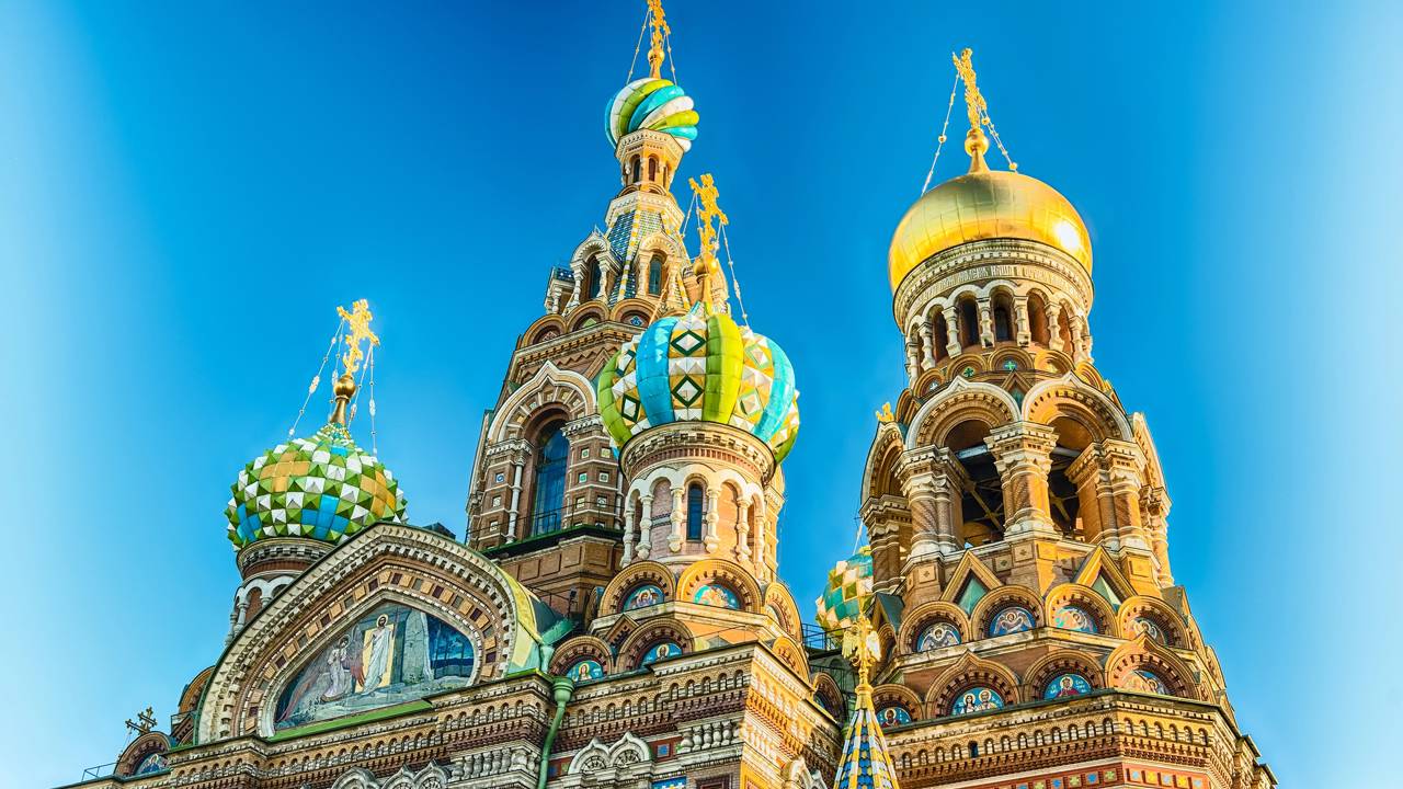 Com 7.500 metros quadrados de mosaicos e domos coloridos de 1881, a igreja ortodoxa em São Petersburgo tornou-se a obra-prima da arquitetura russa medieval