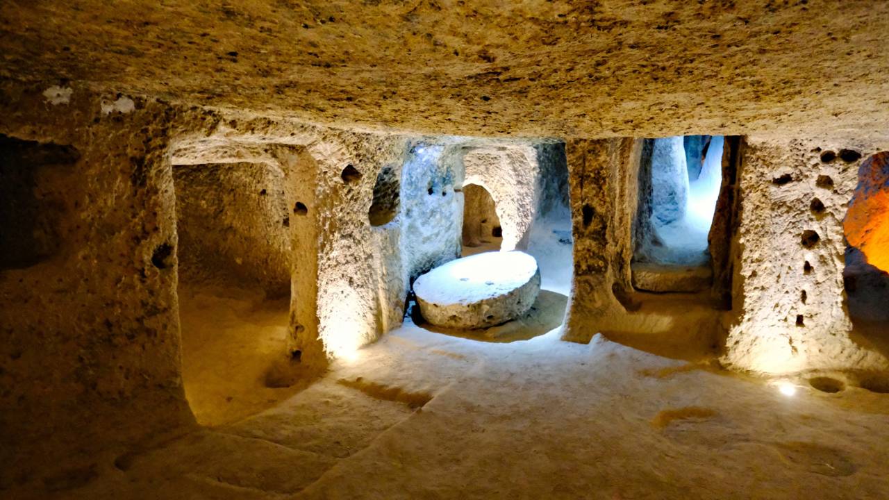 Escavada em rocha vulcânica com 8 níveis de profundidade para 3.500 pessoas, Kaymakli virou um milagre da engenharia defensiva na Turquia