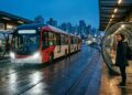 Com 30 metros de comprimento e espaço para 300 passageiros, o gigante biarticulado corta os custos operacionais em 40% nos corredores exclusivos