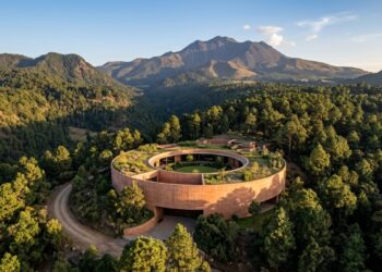 Num vale isolado nos arredores de Valle de Bravo, a três horas da Cidade do México, a arquiteta Fernanda Canales construiu uma casa circular que parece ter crescido diretamente da terra