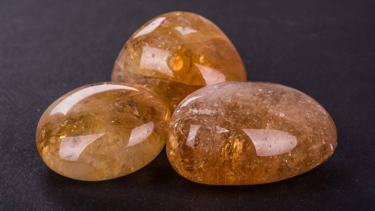 Além do brilho do ouro, este quartzo com tons de sol surge como a variedade mais desejada de sua espécie, sendo a joia da prosperidade 