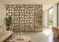 Esqueça as paredes fechadas, pois as divisórias de cobogó de concreto trazem ventilação natural com o charme do design vazado brasileiro