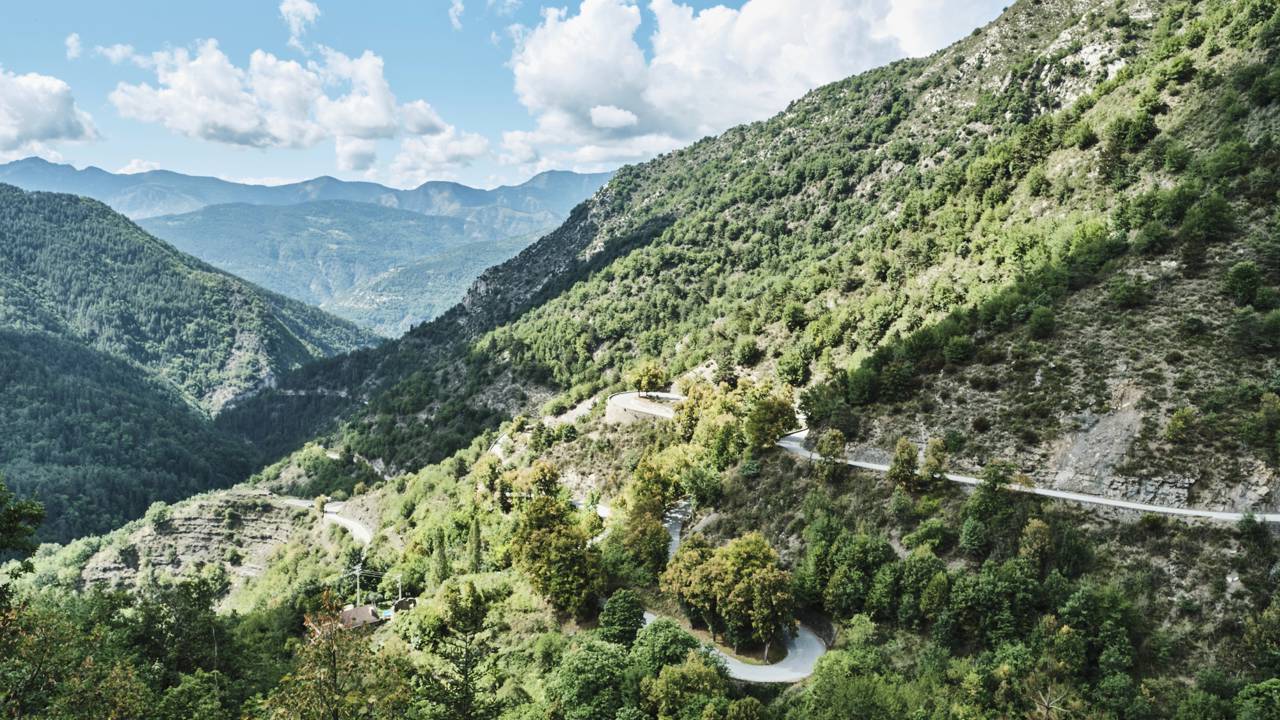 Com 34 curvas em grampo de cabelo nos Alpes Franceses, a estrada de rali atinge 1.607 metros, sendo um dos trajetos mais prestigiados do mundo