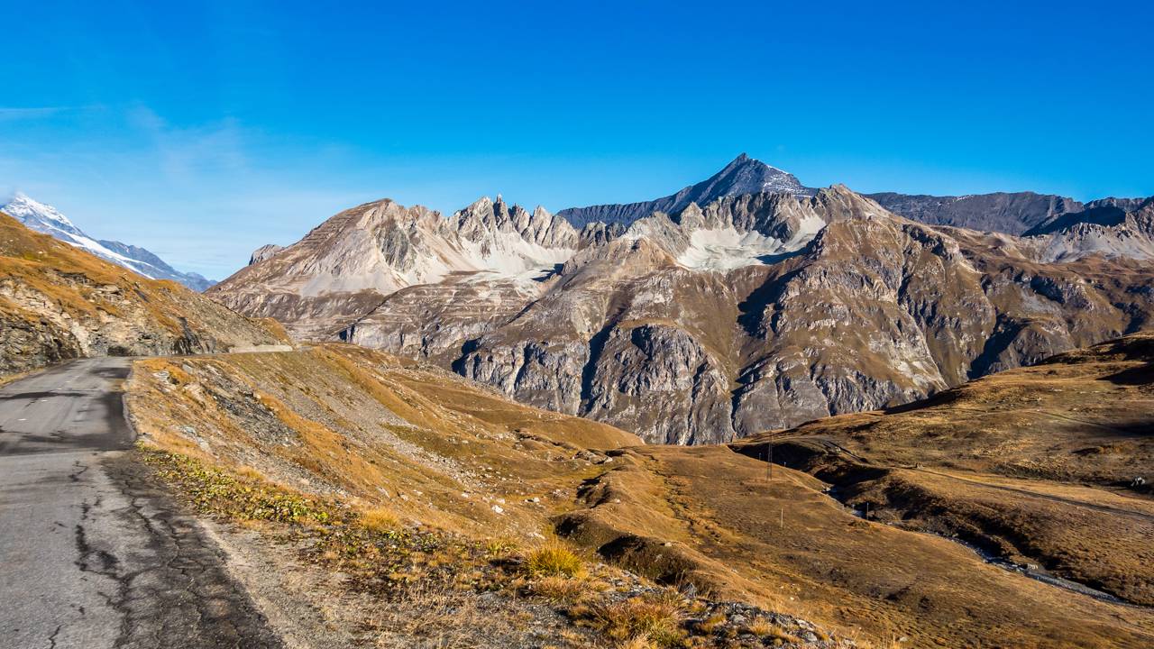 Com 2.770 metros de altura nos Alpes, o passo de montanha pavimentado mais alto dos Alpes surge como um verdadeiro desafio da engenharia