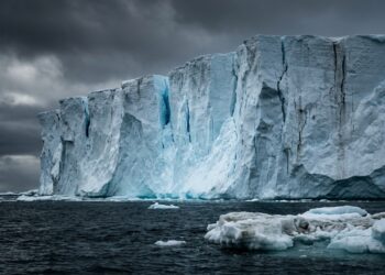 O Glaciar Thwaites, com 120 km de largura e dimensões comparáveis ao território da Grã-Bretanha, derrete por baixo, não por cima