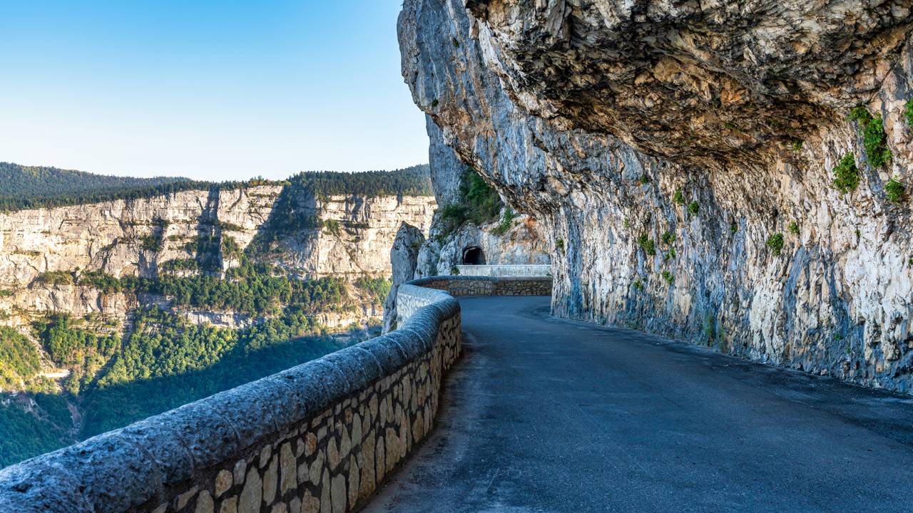 Com seus túneis esculpidos na rocha e um precipício vertical de 600 metros de profundidade, a estrada francesa virou o mirante mais vertiginoso dos Alpes de Vercors