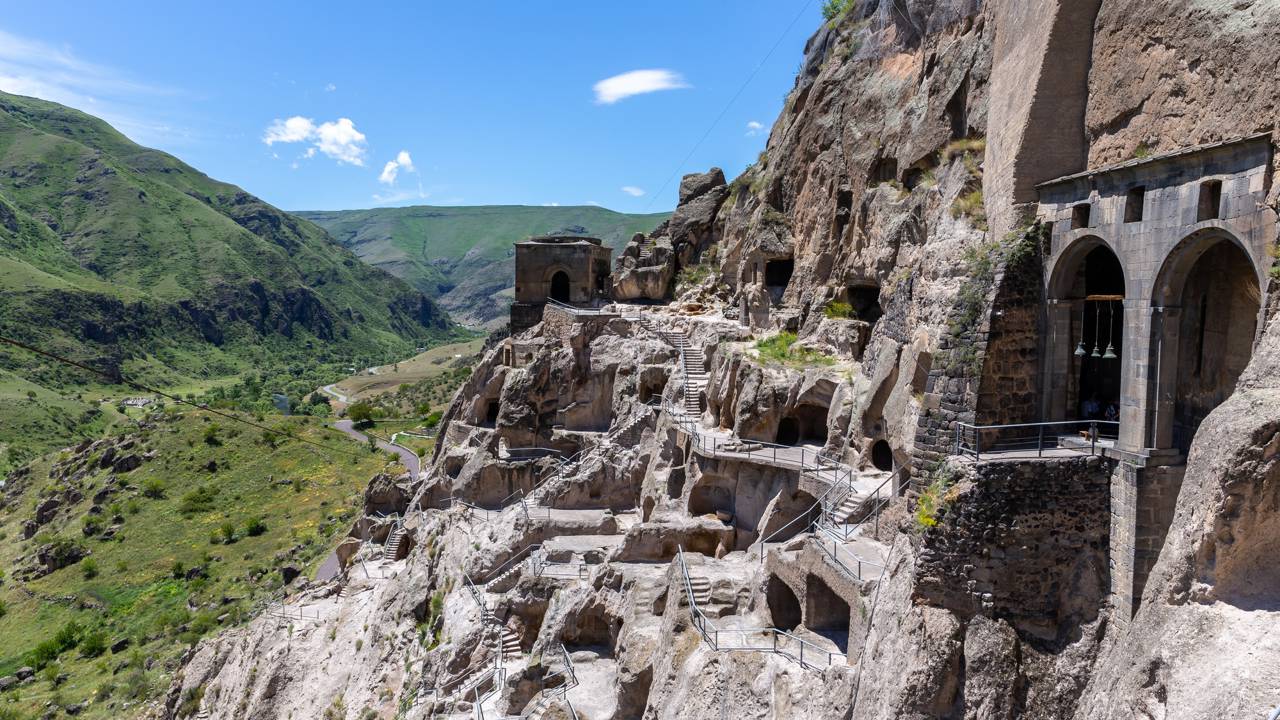 Erguido em um penhasco com 13 andares e 6.000 salas originais, o mosteiro de Vardzia virou a maior fortaleza de pedra e fé de toda a Geórgia