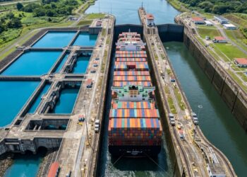 Elevando navios de 120 mil toneladas em três eclusas, o canal interoceânico que utiliza lagos artificiais corta o tempo de viagem global hoje
