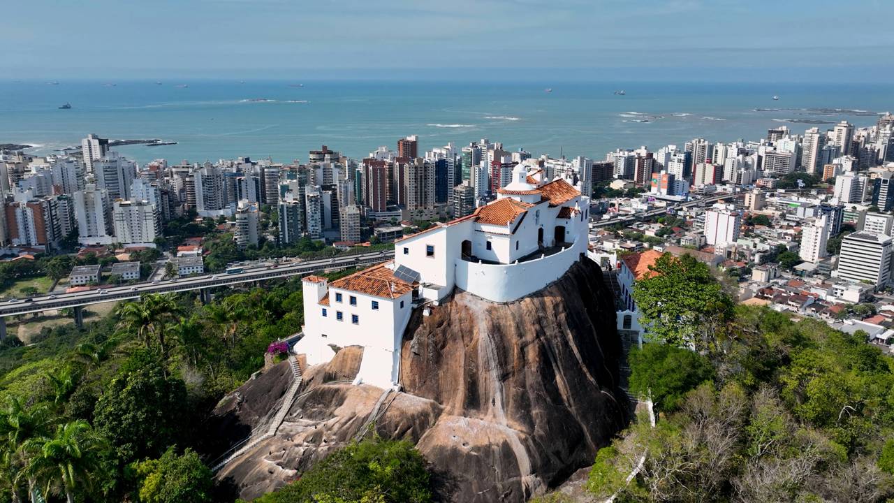 Com sua capela situada no topo de um rochedo de 154 metros, o santuário de 1558 tornou-se o maior ícone religioso e cartão-postal de Vila Velha