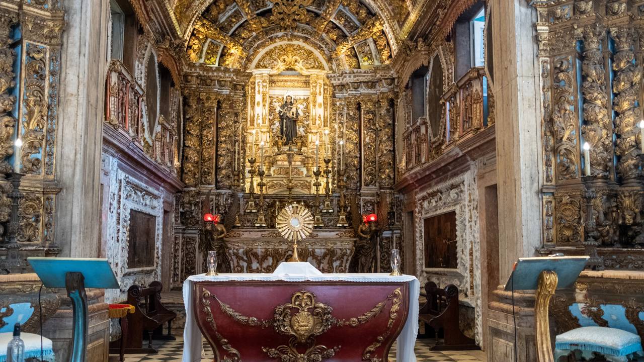 Com entalhes de ouro e arquitetura de 1608, o complexo religioso é um dos registros mais antigos e preservados da história carioca